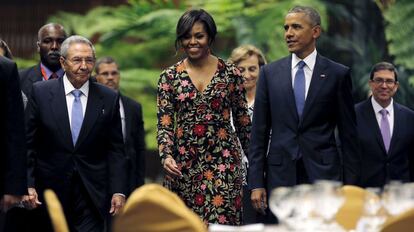 El presidente cubano, Ra&uacute;l Castro, la primera dama norteamericana, Michelle Obama, y el presidente estadounidense, Barack Obama, este lunes en La Habana.