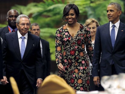 El presidente cubano, Raúl Castro, la primera dama norteamericana, Michelle Obama, y el presidente estadounidense, Barack Obama, este lunes en La Habana.