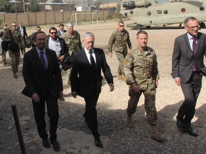 Jim Mattis, el segundo por la izquierda, llega este viernes a Kabul. 
