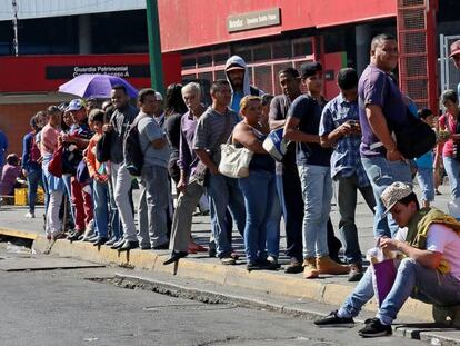 Trabajadores en una parada de autobús de Caracas, Venezuela.