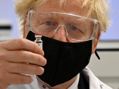 Boris Johnson con un vial de la vacuna de AstraZeneca contra la covid-19.