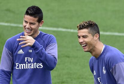 James Rodríguez y Cristiano Ronaldo, durante un entrenamiento del Real Madrid en Valdebebas, el 5 de mayo de 2017.
