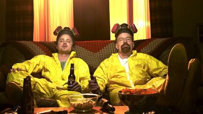 Jesse Pinkman y Walter White se toman un descanso para tomar una cervecita en 'Breaking bad'.
