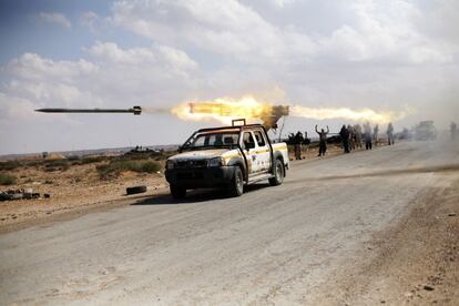 Rebeldes libios lanzan un misil durante su ofensiva sobre Sirte, uno de los últimos bastiones de los leales a Gadafi.