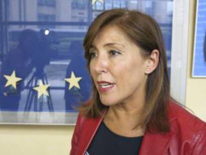 La conselleira de Trabajo de la Xunta de Galicia, Beatriz Mato, atiende a la prensa tras la reunión que ha mantenido con el comisario de Empleo y Asuntos Sociales, László Andor, hoy en la sede de la Comisión Europea (CE), en Bruselas.