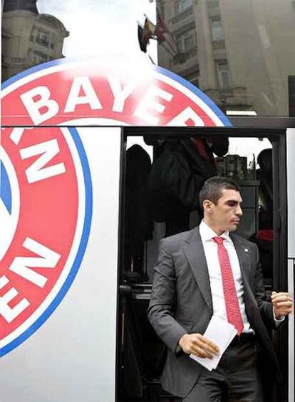 Lucio desciende del autocar del Bayern a su llegada al hotel.