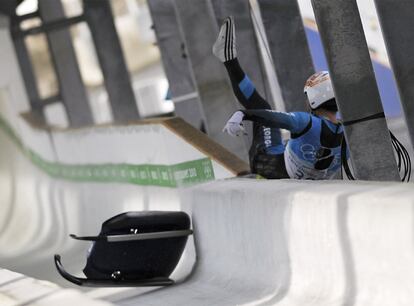 El georgiano Nodar Kumaritashvili falleció ayer tras salir de la pista de luge, durante los entrenamientos para los Juegos Olímpicos de Invierno de Vancouver (Canadá). El piloto, de 21 años, perdió el control del trineo, en que los deportistas van tumbados boca arriba, y se estrelló contra uno de los postes metálicos no protegidos del circuito de Whistler, considerado el más rápido del mundo. El piloto circulaba a una velocidad cercana a los 145 kilómetros por hora.