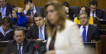Miembros del Gobierno y de la oposición escuchan la intervención de la presidenta de la Junta, ayer, en el Parlamento.