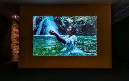 Audiovisual 'Fuel to fire' (2023), de la exposición de Carolina Caycedo 'Tierra de los amigos'.