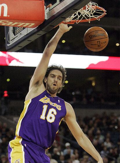 Pau Gasol durante un momento del partido entre los Lakers y los Warriors