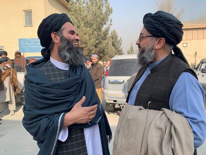El jefe del Comité Antivicio de un distrito, Mulavi Najm-uldin (izquierda), conversa con el director de reformas del Ministerio de la Virtud, Mohammad Yahya, en Kabul.