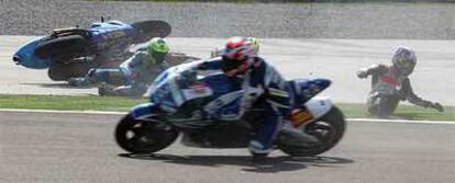 Melandri pasa ante Vermeulen y Pedrosa (a la derecha) tras el choque de éstos.