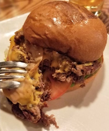 Impossible Burger doble con queso.