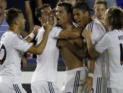 Jes&eacute;, Arbeloa, Varane y Modric celebran el gol de Cristiano. 