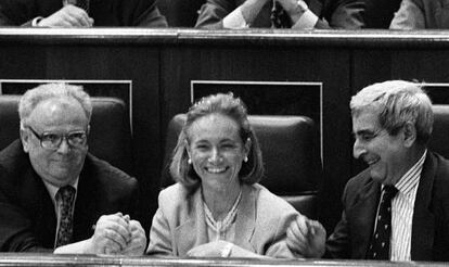 Mercedes Fernández, entre Manuel Núñez y Gabriel Cisneros, en el Congreso en 1996.
