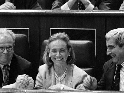 Mercedes Fernández, entre Manuel Núñez y Gabriel Cisneros, en el Congreso en 1996.