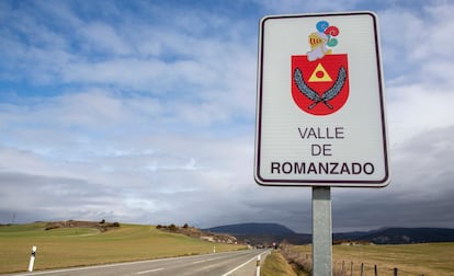 Un cartel indica el inicio del valle de Romanzado/Erromantzatua, en Navarra.