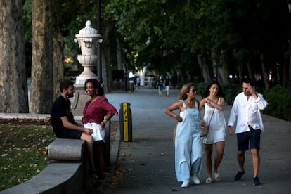 Pedestrians on Paseo del Prado. 