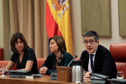 A la derecha, el diputado socialista Patxi López, tras ser nombrado presidente de la Comisión Constitucional del Congreso, el pasado febrero.