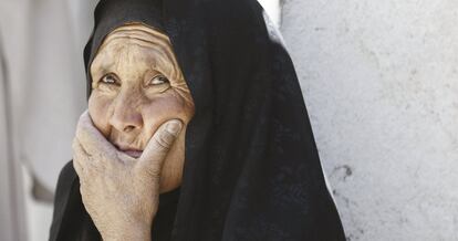 Una familiar de una de las víctimas espera a las puertas del hospital en Kabul.
