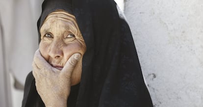 Una familiar de una de las víctimas espera a las puertas del hospital en Kabul.