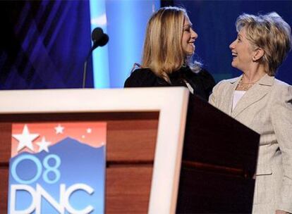 La senadora por Nueva York, Hillary Clinton, junto con su hija Chelsea, hoy en el palacio de congresos de Denver en el que se celebra la Conveción Demócrata