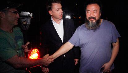 Ai Weiwei charla con periodistas a su llegada a su casa de Pekín, tras quedar en libertad bajo fianza.