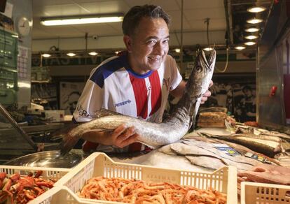 Paco Gonzalez, director t&eacute;cnico del club Moscardo, de Madrid, en su pescaderia del Mercado de Pacifico en la capital.
 