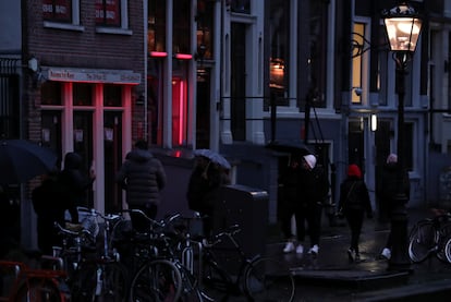 Gente en el Barrio Rojo de Ámsterdam, el pasado mes de marzo.