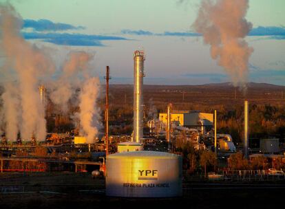 Refinería de Repsol-YPF en Plaza Huincul, provincia de Neuquen, en la Patagonia argentina.