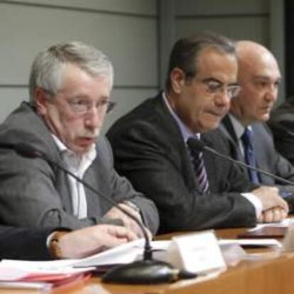 El ministro de Trabajo, Celestino Corbacho (c), acompañado de los secretarios generales de de UGT, Cándido Méndez y CCOO, Ignacio Fernández Toxo y los presidentes de CEOE, Gerardo Díaz Ferrán, de CEPYME, Jesús Bárcenas (i a d).