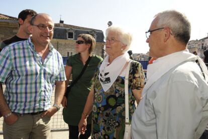 Juan Karlos Izagirre charla con familiares de presos de ETA, con el pañuelo de Etxerat al cuello, durante las fiestas de Vitoria.