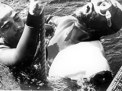 Un fotograma de <b><i>El gran azul,</b></i> filme inspirado en la vida de Mayol, con Jean-Marc Barr en el papel del buceador y Jean Reno en el de su eterno rival italiano.