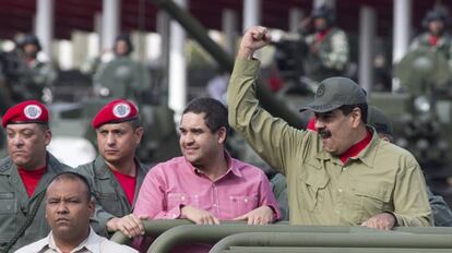 Nicolas Maduro Guerra, en el centro, junto a su padre.