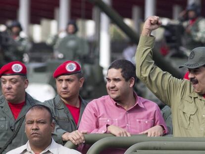 Nicolas Maduro Guerra, en el centro, junto a su padre.