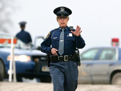 Una policía impide acceder al lugar de una de las detenciones, en Michigan.