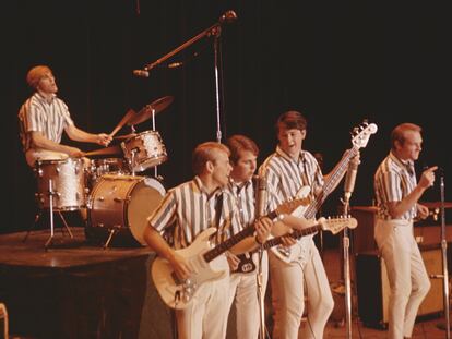 The Beach Boys, en un concierto en 1964 en California. Desde la izquierda, Dennis Wilson, Al Jardine, Carl Wilson, Brian Wilson y Mike Love.