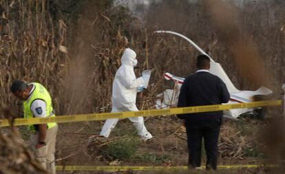 Agentes trabajan en el lugar del siniestro, donde fallecieron Martha Erika Alonso y Rafael Moreno Valle.