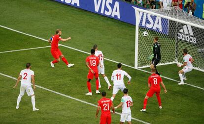 Harry Kane anota el segundo gol para el combinado inglés.