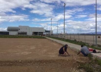 El espacio donde se construye el nuevo hangar.