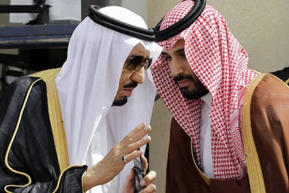 El rey Salman habla con su hijo el príncipe Mohamed Bin Salman.