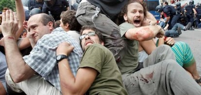 Los 'indignados' de plaza de Cataluña de Barcelona han recibido hoy varias cargas de los Mossos d'Esquadra