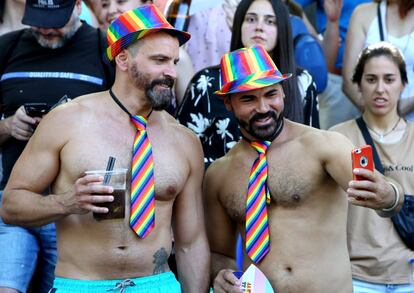 Dos hombres se toman un selfie durante la manifestación del Orgullo.