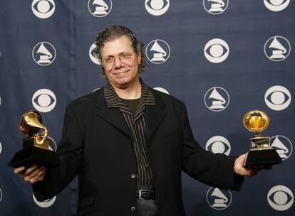 Su enorme discografía le valió más de 67 nominaciones al Grammy. Veintitrés fueron para él. En la imagen, Corea con sus dos galardones en la 49ª de los Premios Grammy, el 11 de febrero de 2007, en Los Ángeles.