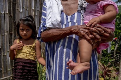 Los más vulnerables son los niños, que viven rodeados de violencia e insalubridad. “Yo prefiero que mi niña no salga de acá”, dice Odalis Yaseli, recién mudada al campamento de migrantes de la Tercera Montaña, “sé que su vida solo pasa siempre en esta 'invasión', pero mejor acá que fuera”.