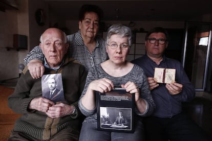 Manuel Lapeña, primero por la izquierda, muestra una fotografía de su padre fusilado, acompañado de su familia en su casa de Zaragoza en mayo de 2016. Falleció el año pasado, a los 97 años. 