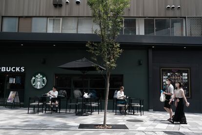 La terraza de un Starbucks en Kobe, Japón, un domingo de agosto de 2022.