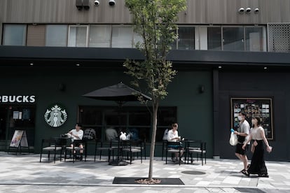La terraza de un Starbucks en Kobe, Japón, un domingo de agosto de 2022.