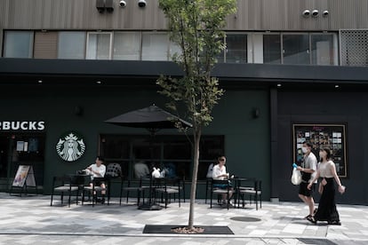 La terraza de un Starbucks en Kobe, Japón, un domingo de agosto de 2022.