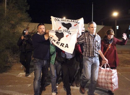 Tapado por dos pancartas que reivindican el traslado de los presos etarras al País Vasco ("Euskal Presoak, etxera", presos vascos a casa), el miembro de ETA Jokin Mirena, abandona la prisión de Zuera (Zaragoza), acompañado de familiares y amigos.